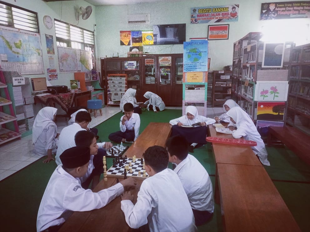 Kunjungan Perpustakaan Darul Ilmi MTs Negeri 6 Kulon Progo Ramai Saat Jam Istirahat